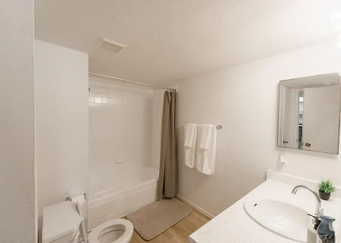 Elegant Dobson 1 Bedroom Apartment *